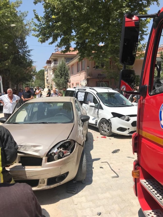 Hafif ticari araç otomobile çarptı; 4 yaralı