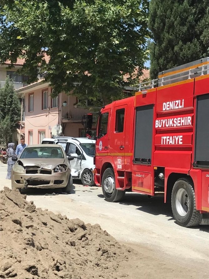 Hafif ticari araç otomobile çarptı; 4 yaralı