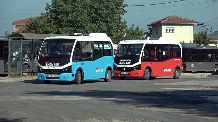 Hareket halindeki otobüs şoförüne yumruk attı