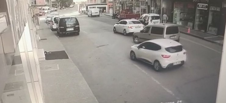 Hırsızlık şüphelisinin kaçtığı araçla çarptığı polis yaralandı; o anlar kamerada