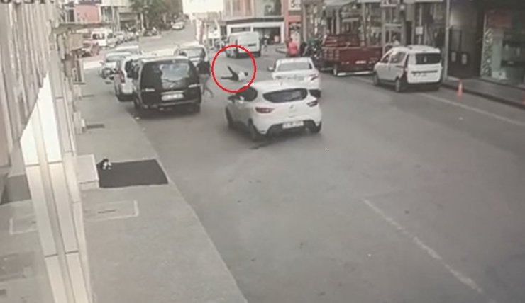 Hırsızlık şüphelisinin kaçtığı araçla çarptığı polis yaralandı; o anlar kamerada