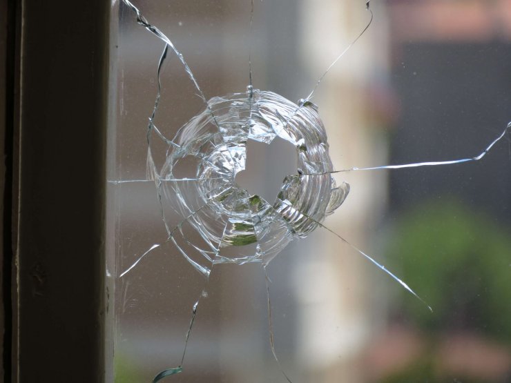 İşten çıkarılınca şantaj yaptığı ileri sürülen kadının eve silahlı saldırı düzenletti iddiası