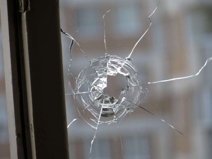 İşten çıkarılınca şantaj yaptığı ileri sürülen kadının eve silahlı saldırı düzenletti iddiası