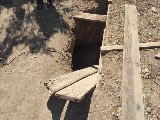 Kaçak kazı yaparken suçüstü yakalandılar