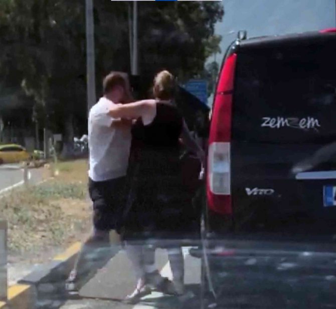 Karayolunda tehlikeli kavga