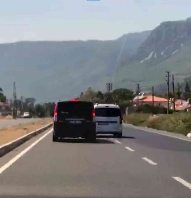 Karayolunda tehlikeli kavga