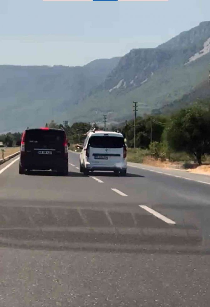 Karayolunda tehlikeli kavga