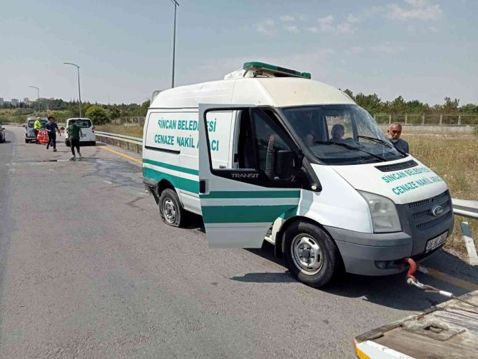 Kontrolden çıkan otomobil cenaze aracına çarptı