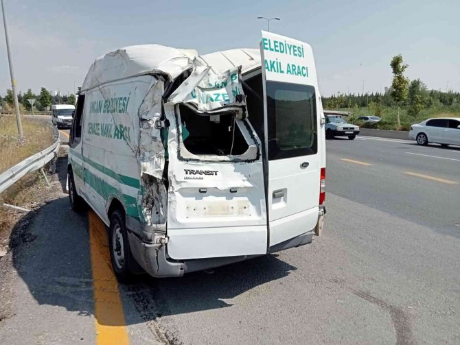 Kontrolden çıkan otomobil cenaze aracına çarptı