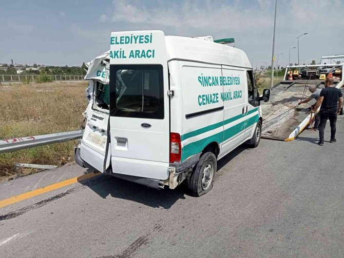 Kontrolden çıkan otomobil cenaze aracına çarptı