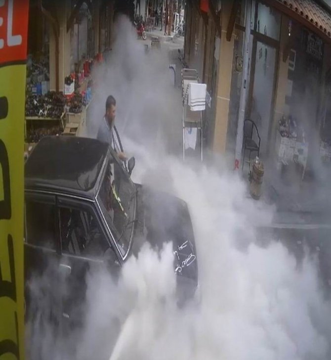 Konya'da facianın önüne geçildi! Seyir halindeki otomobilde yangın