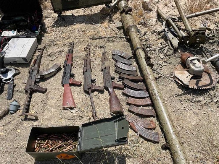 MSB: Pençe- Kilit bölgesinde çok sayıda silah ve mühimmat ele geçirildi