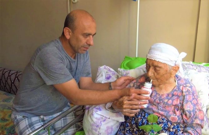 Ömrünü gözü gibi baktığı annesine adadı