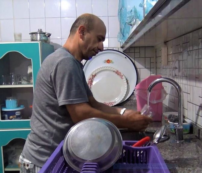 Ömrünü gözü gibi baktığı annesine adadı