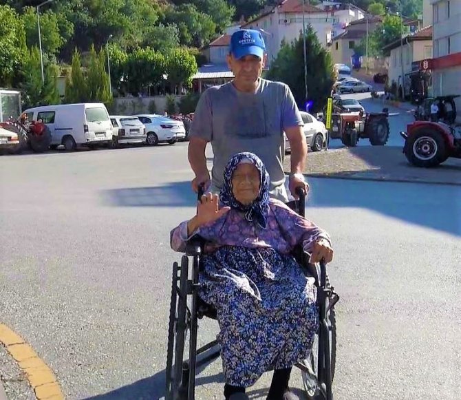 Ömrünü gözü gibi baktığı annesine adadı