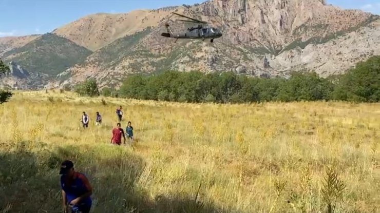 Orman yangınına giden işçiler ve AFAD personeli Sikorsky ile taşındı