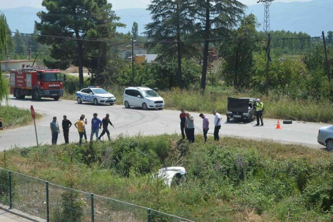 Otomobil sulama kanalına düştü