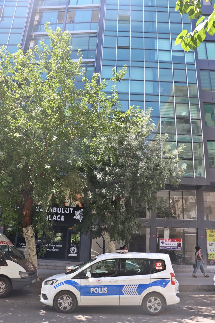 Plazaya 3 el ateş açıldı; o anlar kamerada