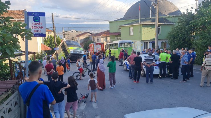 Rampada geri kayan halk otobüsü, başka otobüse çarpıp bahçeye düştü: 8 yaralı