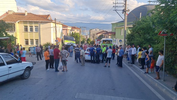 Rampada geri kayan halk otobüsü, başka otobüse çarpıp bahçeye düştü: 8 yaralı