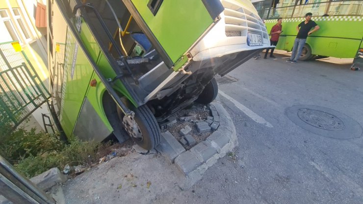 Rampada geri kayan halk otobüsü, başka otobüse çarpıp bahçeye düştü: 8 yaralı