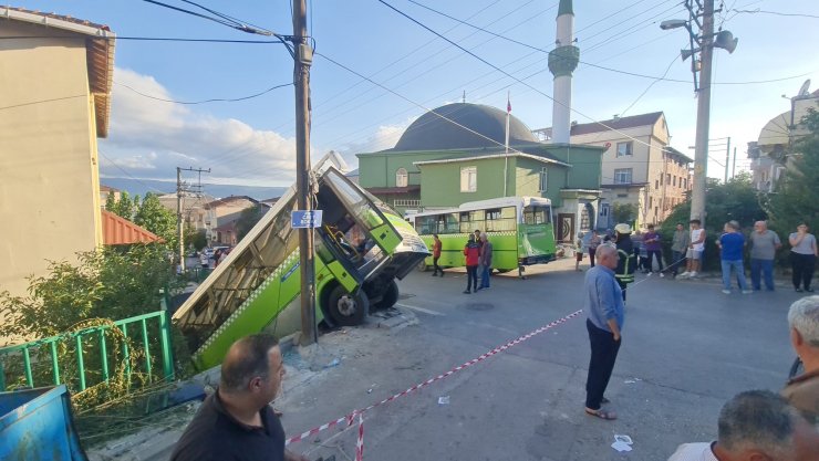Rampada geri kayan halk otobüsü, başka otobüse çarpıp bahçeye düştü: 8 yaralı