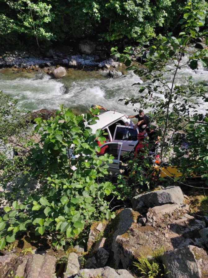 Rize’de otomobil dereye uçtu: 3 yaralı