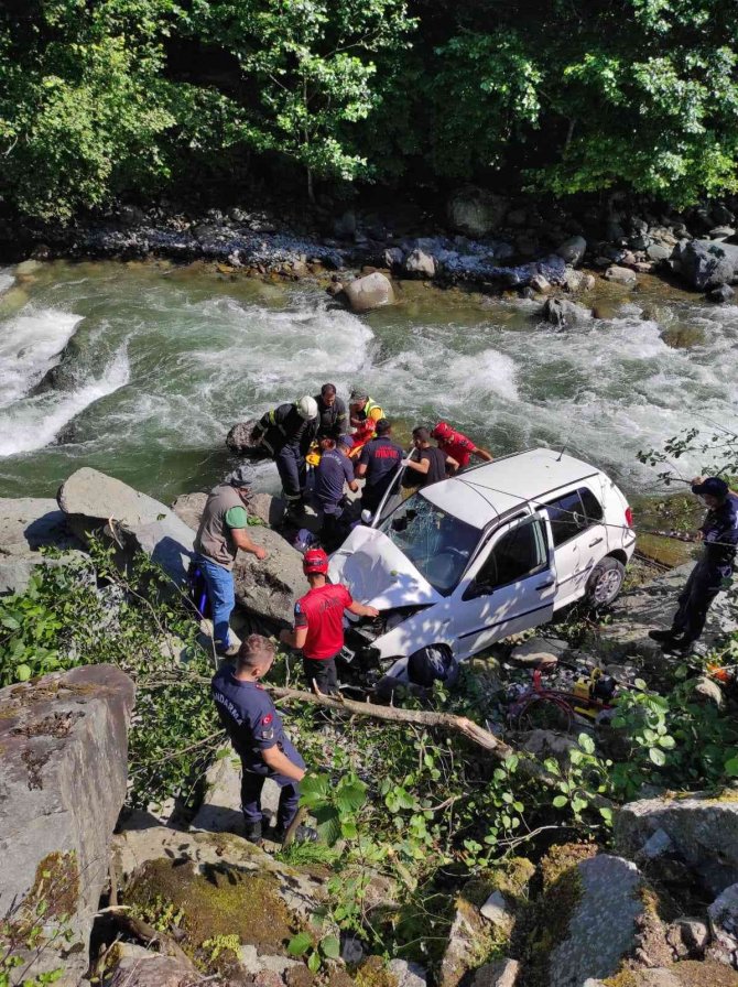 Rize’de otomobil dereye uçtu: 3 yaralı