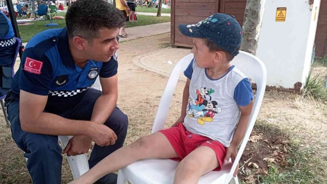 Sahilde kaybolan çocukları zabıta ekipleri ailelerine kavuşturdu
