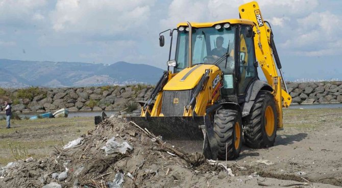 Sahilden 2 buçuk ton atık çıktı