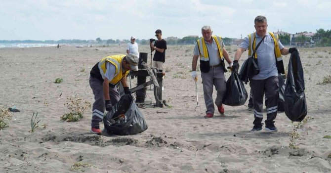 Sahilden 2 buçuk ton atık çıktı