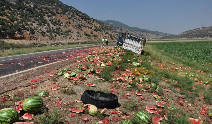 Şarampole devrilen kamyonetteki baba- oğul yaralandı, 3 ton karpuz çevreye saçıldı
