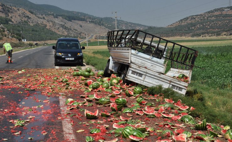 Şarampole devrilen kamyonetteki baba- oğul yaralandı, 3 ton karpuz çevreye saçıldı