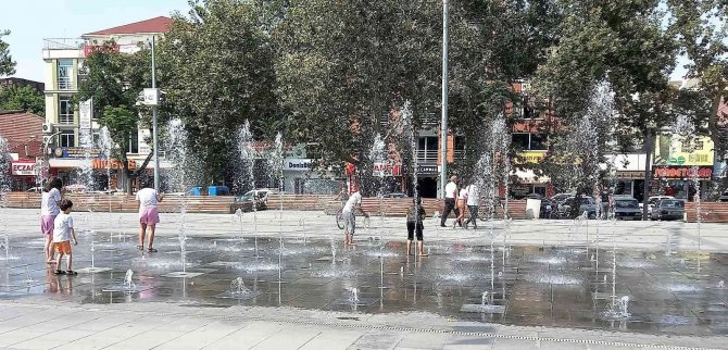 Sıcaktan bunalan çocukların eğlenceli serinliği