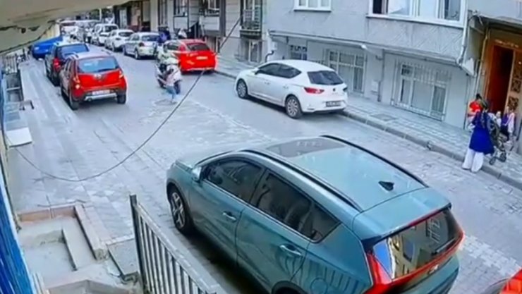 Sultangazi'de motosiklet yola fırlayan çocuğa çarptı, sürücü durmayıp devam etti