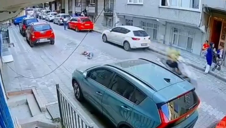 Sultangazi'de motosiklet yola fırlayan çocuğa çarptı, sürücü durmayıp devam etti