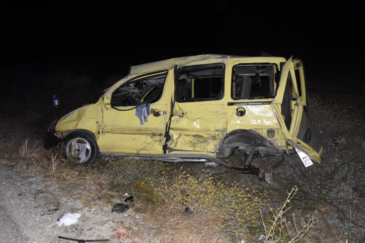 2 hafif ticari araç çapıştı: 1 ölü, 4 yaralı