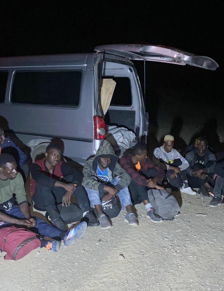 855 kaçak göçmen yakalandı, 2 organizatör tutuklandı