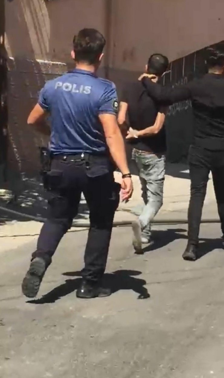 Annesi ve kız kardeşini içeri kilitleyip evi ateşe verdi