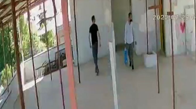 Apartmanların asansörlerine dadanan hırsızlar kamerada