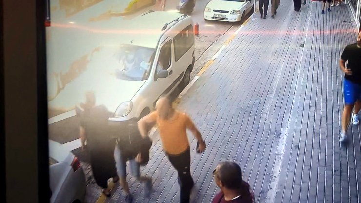 Avcılar'da kızına uyuşturucu satmak isteyen genci önce dövdü sonra polise götürdü