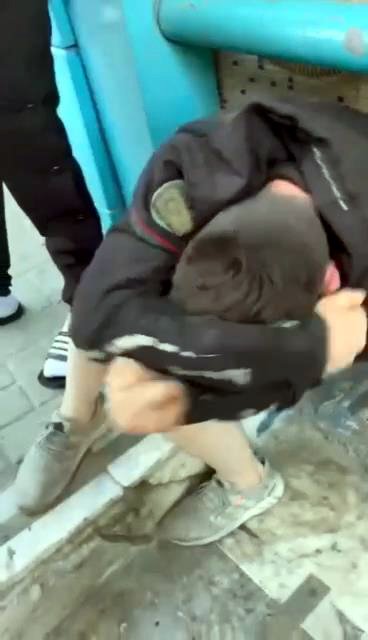 Avcılar'da kızına uyuşturucu satmak isteyen genci önce dövdü sonra polise götürdü