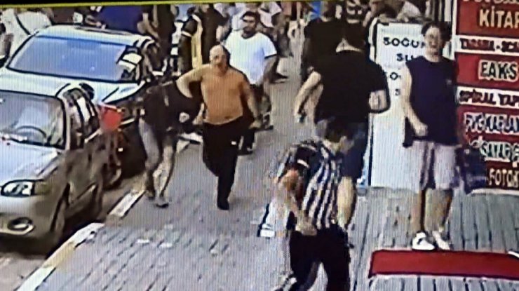 Avcılar'da kızına uyuşturucu satmak isteyen genci önce dövdü sonra polise götürdü