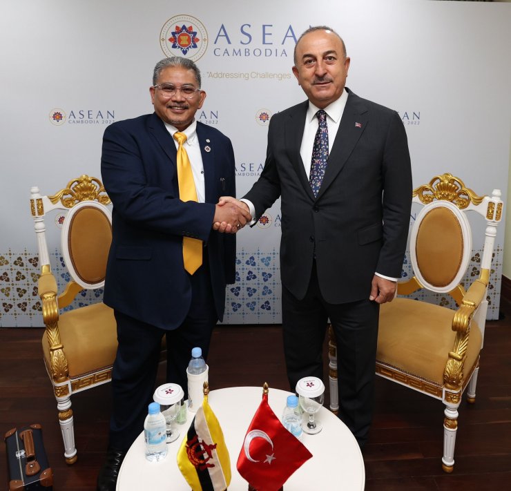 Bakan Çavuşoğlu Kamboçya’da ikili görüşmelere devam ediyor