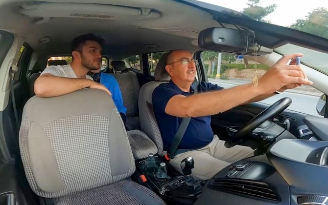 Başkan Kavuş direksiyon başında vatandaşı dinliyor