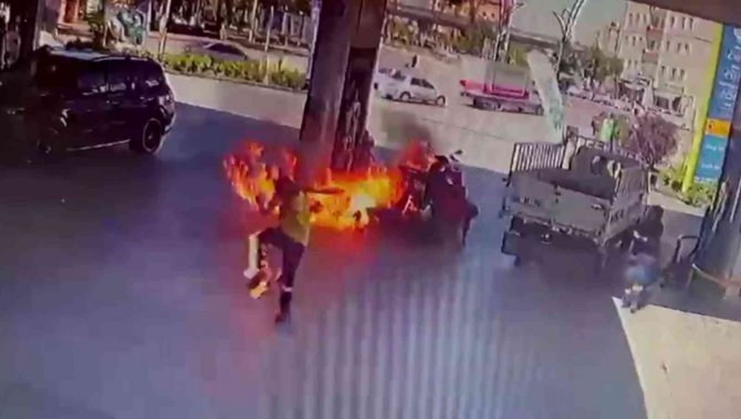 Benzin dolumu esnasında çakmak çaktı, alevlerin içinde kaldı