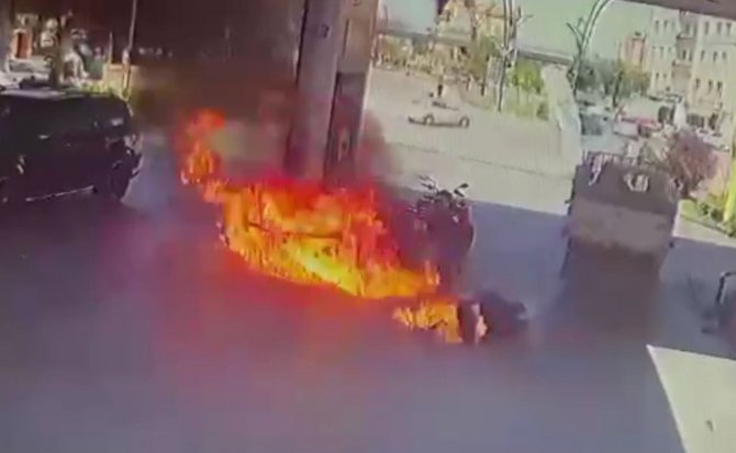 Benzin dolumu esnasında çakmak çaktı, alevlerin içinde kaldı