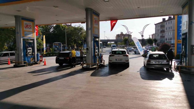 Benzin dolumu esnasında çakmak çaktı, alevlerin içinde kaldı