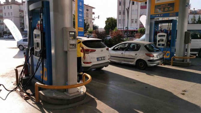 Benzin dolumu esnasında çakmak çaktı, alevlerin içinde kaldı