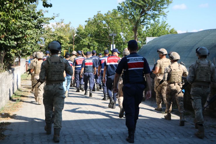 Cinayet şüphelisini, olay yerinde bıraktığı ayakkabıları yakalattı
